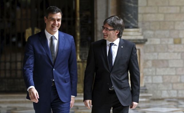 El presidente del Gobierno, Pedro Sánchez, se reunió con Carles Puigdemont en 2016. EFE/Toni Albir