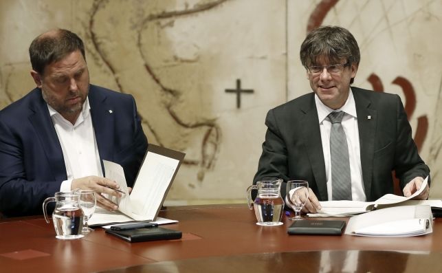  El expresidente de la Generalitat, Carles Puigdemont (d), junto al exvicepresidente del Govern y exconseller de Economía, Oriol Junqueras. EFE/ Andreu Dalmau