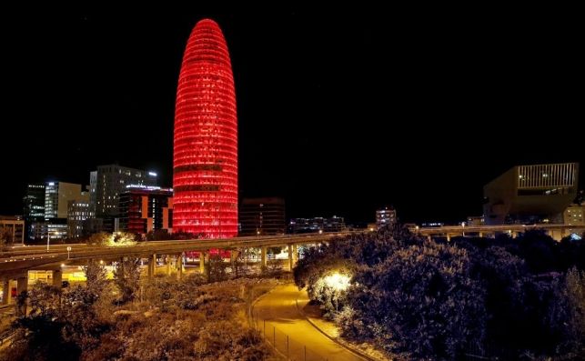 Los nuevos caseros de Barcelona son las pequeñas y medianas inmobiliarias, así como las family office. En la imagen, la torre Agbar. EFE/Alberto Estévez