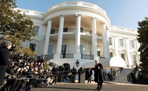 Donald Trump comparece ante los medios frente a la Casa Blanca