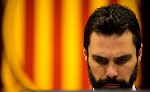 El presidente del Parlament, Roger Torrent, durante el pleno en el Parlament celebrado para debatir los derechos de investidura de Carles Puigdemont / EFE