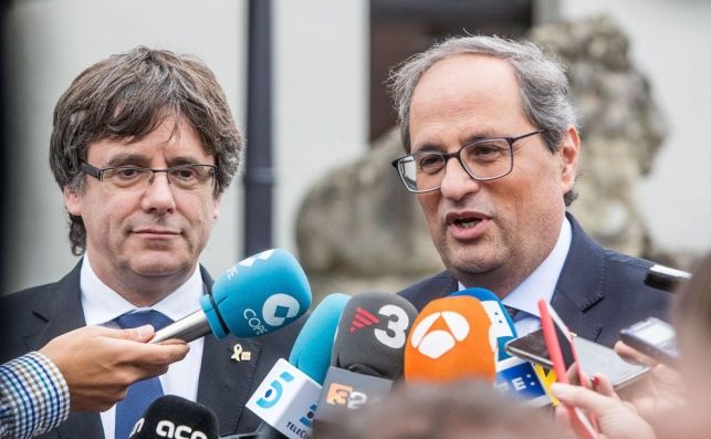 El expresidente catalán y líder de Junts per Catalunya (JxCat), Carles Puigdemont, y el presidente de la Generalitat, Quim Torra ofrecen unas declaraciones a la prensa tras su reunión en el Martin's Grand Hotel de Waterloo (Bélgica)