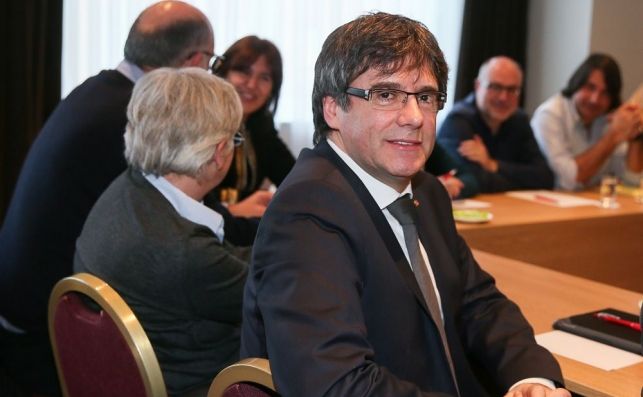 Carles Puigdemont en una reunión con diputados de Junts per Catalunya en febrero pasado en el Hotel President Park de Bruselas. / EFE/ Stephanie Lecocq