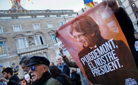 Puigdemont ocultó estudios que veían inviable la independencia. En la imagen, un cartel electoral de Carles Puigdemont en una manifestación en apoyo a Òmnium. Foto: EFE