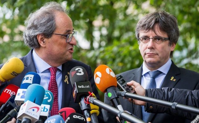  El presidente de la Generalitat, Quim Torra (i), atiende a los medios de comunicación tras reunirse con el expresidente catalán Carles Puigdemont en su última visita a Waterloo