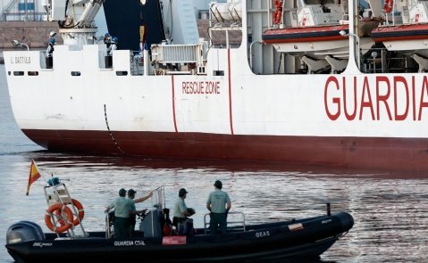 Un dispositivo de emergencia esperó a los migrantes del Aquarius / EFE