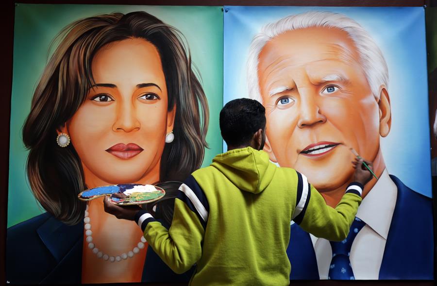 El artista indio Jagjot Singh Rubal da los toques finales a las pinturas que muestran al presidente electo de Estados Unidos, Joe Biden (derecha) y a la vicepresidenta electa Kamala Harris (izquierda) en la víspera de su ceremonia de juramento, en el taller de su casa en Amritsar, India, 19 Enero de 2021. EFE/ Raminder Pal Singh