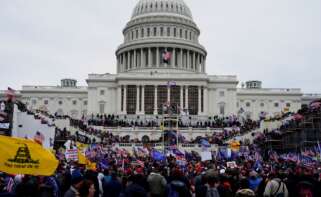 Seguidores de Donald Trump irrumpen durante unas protestas en los terrenos del Capitolio de los Estados Unidos ayer en Washington. EFE/WILL OLIVER