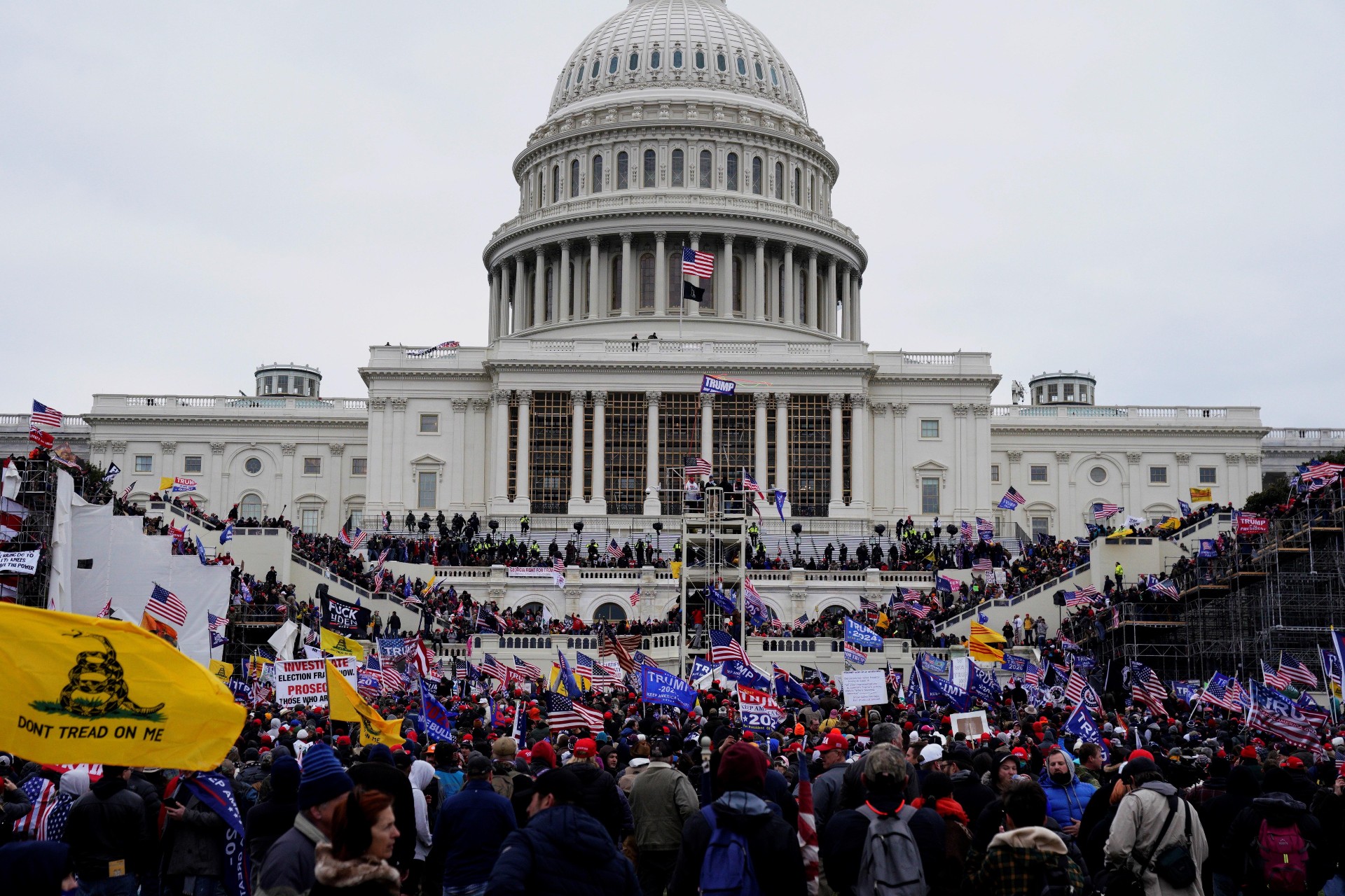 Seguidores de Donald Trump irrumpen durante unas protestas en los terrenos del Capitolio de los Estados Unidos ayer en Washington. EFE/WILL OLIVER