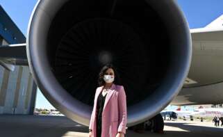 La presidenta de la Comunidad de Madrid, Isabel Díaz Ayuso, durante su visita a las instalaciones de Iberia en La Muñoza en Madrid este lunes donde se ha presentado un avión de la compañía con la imagen de la Comunidad de Madrid. EFE/ Fernando Villar