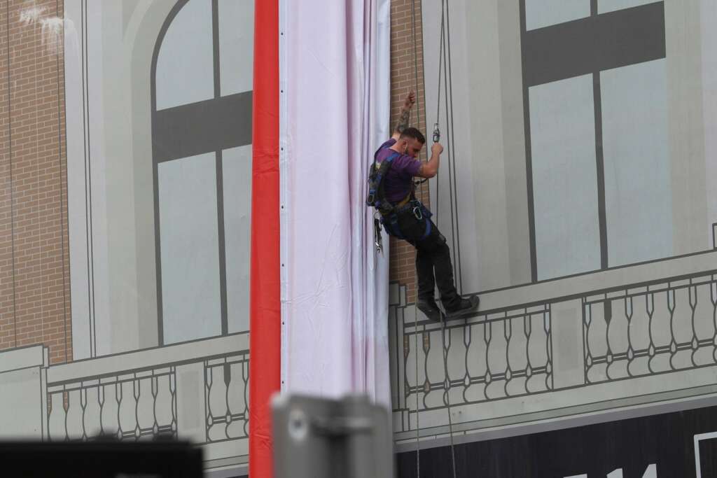 Un operario trabaja en la colocación de una nueva lona del PSOE en la céntrica plaza de Callao de cara a las elecciones regionales, este miércoles, en Madrid. EFE/Rodrigo Jiménez