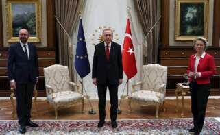 El presidente de Turquía, Recep Tayyip Erdogan (centro), junto al presidente del Consejo Europeo, Charles Michel, y la presidenta de la Comisión Europea, Ursula von der Leyen, antes de su reunión el 6 de abril de 2021 en Istambul | ESE/EPA/Archivo