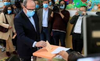 El candidato del PSOE, Ángel Gabilondo, ejerce su derecho al voto en el colegio Joaquín Turina en Madrid / EFE