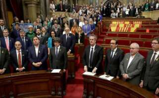 El expresidente Carles Puigdemont, junto al exvicepresidente Oriol Junqueras y los otros miembros de su Govern durante la votación de la DUI de 2017 en el Parlament en una imagen de archivo / EFE