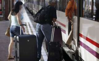 Pasajeros entran en un tren de Rodalies de Renfe, en Cataluña. EFE