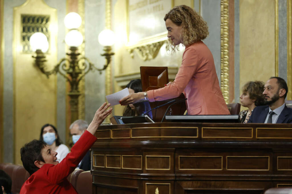 MADRID, 28/04/2022.- La portavoz de Bildu, Mertxe Aizpurua (i), y la presidenta del Congreso, Meritxell Batet, durante el pleno celebrado este jueves en el Congreso. El Congreso ha convalidado este jueves el plan para paliar las consecuencias de la guerra en Ucrania gracias al apoyo de EH Bildu, imprescindible ante el rechazo de ERC, y la oposición del PP, que hasta el último momento había dejado la puerta abierta a la posibilidad de facilitar la aprobación. El real decreto ley, que contiene medidas como la bonificación de 20 céntimos por litro de carburante o ayudas para sectores especialmente afectados por la crisis, ha sido finalmente convalidado por 176 votos a favor, 172 en contra y 1 abstención. EFE/ Mariscal