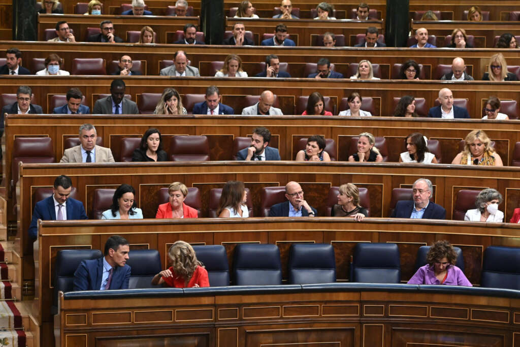 MADRID, 14/07/2022.- El presidente del Gobierno español, Pedro Sánchez (izda-abajo), y la vicepresidenta segunda y ministra de Trabajo y Economía Social, Yolanda Díaz (2i, abajo), durante el debate del proyecto de ley de Memoria Democrática en el pleno del Congreso de los Diputados en Madrid, este jueves. El debate a los grupos de derecha y de izquierda por las víctimas de ETA y el franquismo, con reproches cruzados en un debate en el que Unidas Podemos, EH Bildu y ERC han llegado a abandonar el hemiciclo. EFE/Fernando Villar