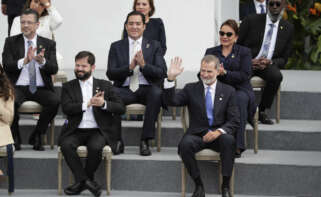 AME7949. BOGOTÁ (COLOMBIA), 07/08/2022.- El presidente de Chile, Gabriel Boric (c), y el rey de España, Felipe VI, participan en la ceremonia de investidura del presidente de Colombia, Gustavo Petro, hoy, en la Plaza Bolívar de Bogotá (Colombia). EFE/ Carlos Ortega