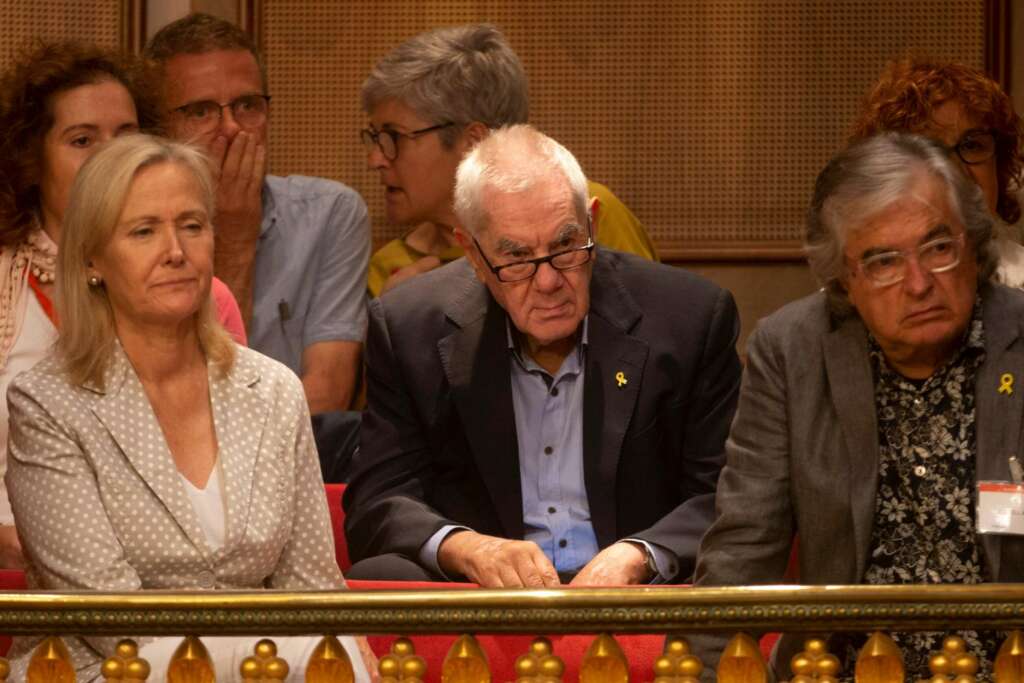 GRAFCAT465. BARCELONA, 12/06/2019.- El alcaldable por ERC a la alcaldía de Barcelona Ernest Maragall (c) asiste desde la tribuna de invitados al pleno del Ayuntamiento de Barcelona que celebra este miércoles, en plena negociación para elegir al nuevo alcalde o alcaldesa, el último pleno de este mandato para que se despidan 30 de los 41 concejales que no repetirán en el próximo consistorio, entre ellos todos los de los grupos JxCat, PP y CUP y políticos de larga trayectoria, como Xavier Trias o Alberto Fernández Díaz. EFE/ Quique García