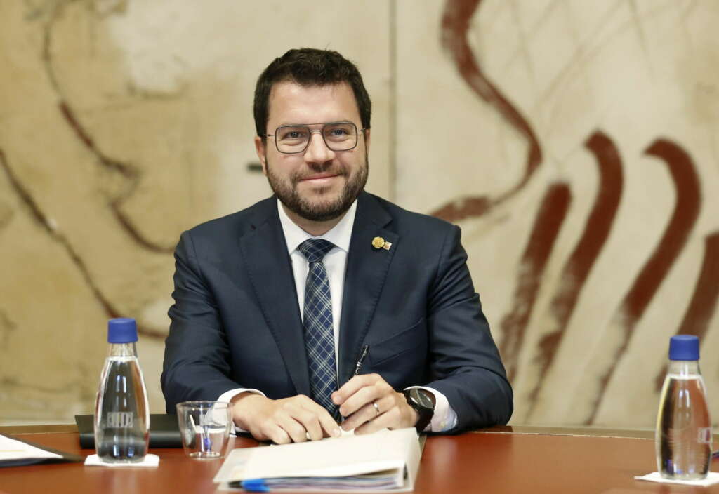 GRAFCAT1676. BARCELONA (ESPAÑA), 04/10/2022.- El presidente de la Generalitat, Pere Aragonès, durante a la reunión semanal del Govern, celebrada este martes en plena crisis entre los socios de coalición y a la espera de que la militancia de JxCat vote en una consulta los días 6 y 7 de octubre si hay que seguir o no en el ejecutivo catalán.EFE/Andreu Dalmau