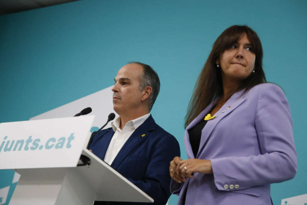 GRAF5241. BARCELONA (ESPAÑA), 29/09/2022.- El secretario general de JxCat Jordi Turull (i) y la presidenta del partido, Laura Borràs (d), ofrecen una comparecencia en la sede de su formación tras la reunión de su ejecutiva en que todos los consellers de JxCat han puesto su cargo "a disposición" de lo que decida el partido, cuya dirección se reúne este jueves por la mañana, después de que anoche el presidente de la Generalitat, Pere Aragonès, destituyera al vicepresidente del Govern, Jordi Puigneró. EFE/MARTA PEREZ