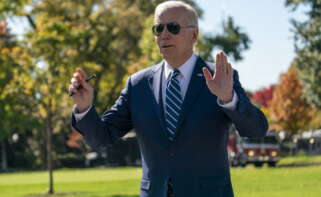 Washington (Usa), 27/10/2022.- US President Joe Biden makes a remarks to the news media as he walks to board Marine One on the South Lawn of the White House in Washington, DC, USA, 27 October 2022. President Biden is traveling to New York where he will deliver remarks on Micron's plan to invest in CHIPS manufacturing. (Estados Unidos, Nueva York) EFE/EPA/SHAWN THEW