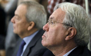 MD24. MADRID, 20/10/2011.- Los exministros socialistas Carlos Solchaga (i) y José Barrionuevo, siguen la intervención del expresidente del Gobierno Felipe González en un desayuno informativo organizado hoy por el Fórum Europa. EFE/Chema Moya