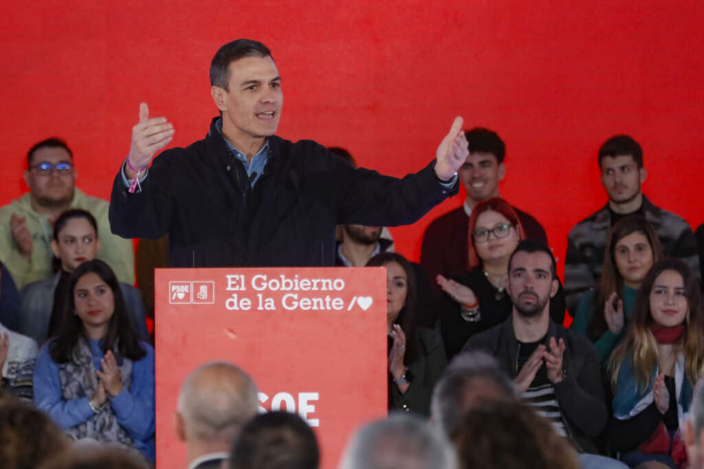 El secretario general del PSOE y presidente del Gobierno, Pedro Sánchez, durante un acto de precampaña en apoyo al actual alcalde de Sevilla y candidato a los próximos comicios municipales, Antonio Muñoz, celebrado en Sevilla, este sábado. EFE/ Jose Manuel Vidal