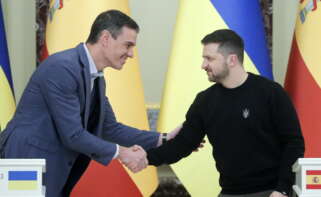 El presidente del Gobierno, Pedro Sánchez saluda al presidente ucraniano, Volodymyr Zelensky. EFE/SERGEY DOLZHENKO