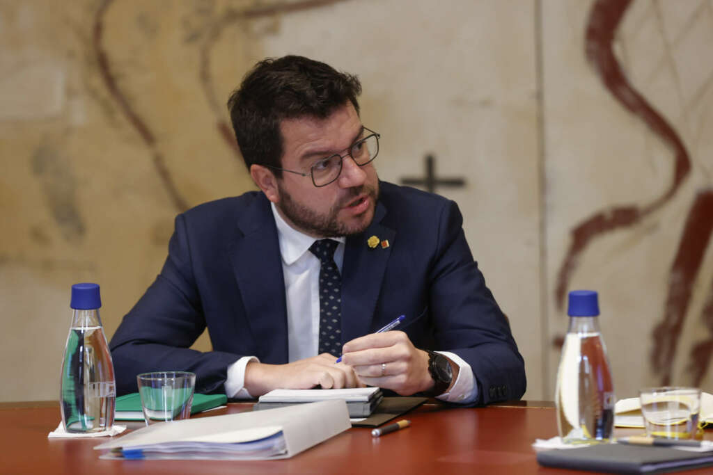 GRAFCAT9527. BARCELONA, 25/04/2023.- El presidente de la Generalitat, Pere Aragonès, durante la reunión semanal del gobierno catalán, que se celebra mientras el Parlament sigue pendiente de resolver la situación de Laura Borràs, presidenta suspendida de la cámara catalana. EFE/Toni Albir