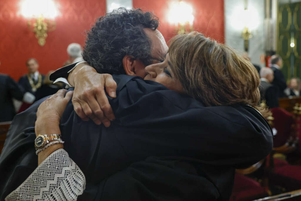 MADRID, 05/09/2022.- El nuevo fiscal general del Estado, Álvaro García Ortiz (i) saluda a su predecesora en el cargo, Dolores Delgado (d) tras su toma de posesión del cargo en el Tribunal Supremo en Madrid este lunes. EFE/ J.J.Guillén POOL[POOL]