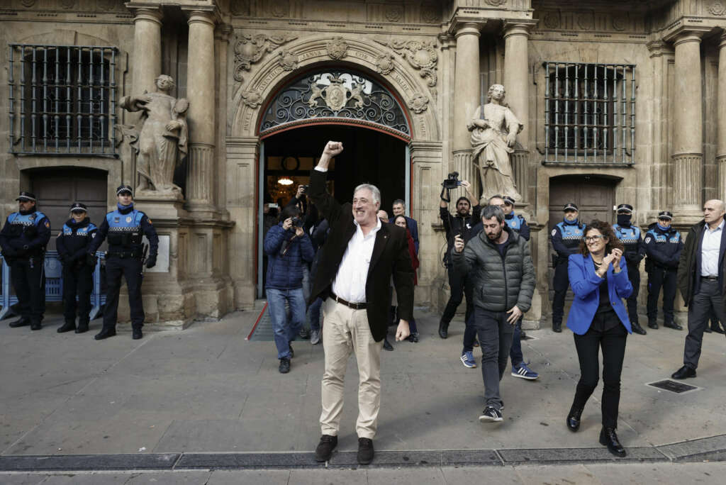 PAMPLONA, 28/12/2023.- El diputado de EH Bildu, Joseba Asiron sale del consistorio como nuevo alcalde de Pamplona tras la moción de censura en el Ayuntamiento de Pamplona, este jueves. La primera moción de censura de la historia democrática del Ayuntamiento de Pamplona despojará de la alcaldía a UPN y dará paso a un gobierno local liderado por EH Bildu con el apoyo de PSN, Geroa Bai y Contigo-Zurekin. EFE/Jesús Diges