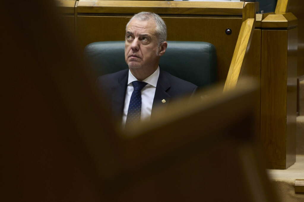 VITORIA, 22/12/2023.- El lehendakari, Iñigo Urkullu, durante el debate de los presupuestos vascos para el ejercicio 2024 celebrado este viernes en el Parlamento vasco en Vitoria. EFE/ Adrian Ruiz Hierro