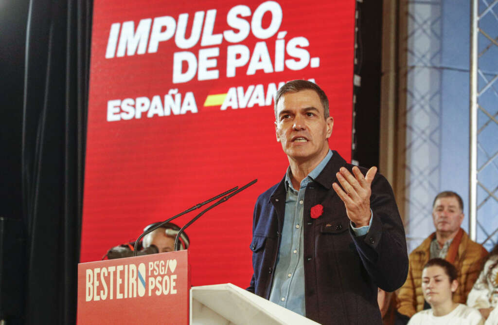 LUGO, 27/01/2024.-El secretario general del PSOE y presidente del Gobierno, Pedro Sánchez, arropa al candidato del PSdeG a la Presidencia de la Xunta, José Ramón Gómez Besteiro, en un acto de precampaña en Lugo en el que intervendrá la vicesecretaria general de los socialistas gallegos, Lara Méndez, y la alcaldesa de la ciudad, Paula Alvarellos.- EFE/ Eliseo Trigo