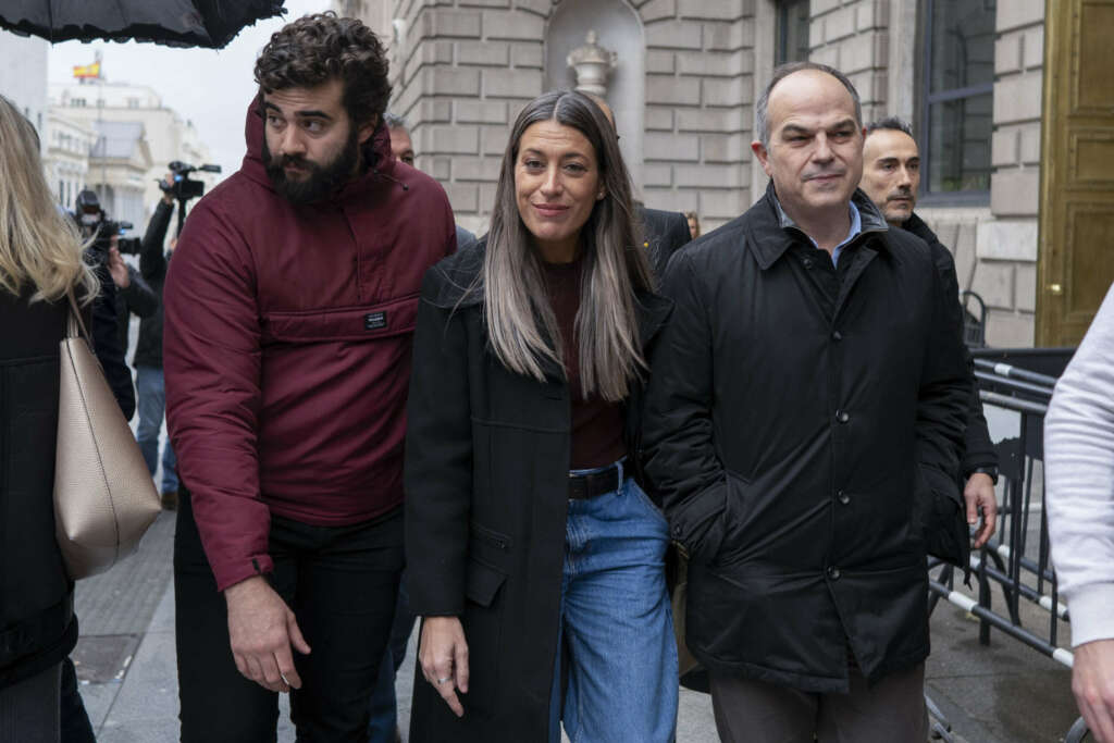 MADRID, 17/01/2024.- El secretario general de Junts, Jordi Turull (d) junto a la portavoz del partido en el Congreso, Miriam Nogueras (d) tras su reunión con el secretario de Organización del PSOE, Santos Cerdán este miércoles en el Congreso. EFE/ Fernando Villar