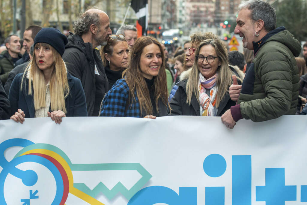 BILBAO, 16/01/2024.-Fotografía de archivo del 13/01/2024 donde la actriz Itziar Ituño (c) participó en la manifestación de Bilbao, convocada por la organización de apoyo a los presos de ETA Sare bajo el lema "?Konponbiderako Giltzak, Llaves para la resolución" .El concesionario BMW Lurauto ha anunciado el cese de su colaboración con la actriz Itziar Ituño tras participar en la manifestación del pasado sábado en Bilbao en favor de los presos de ETA. EFE/Javier Zorrilla