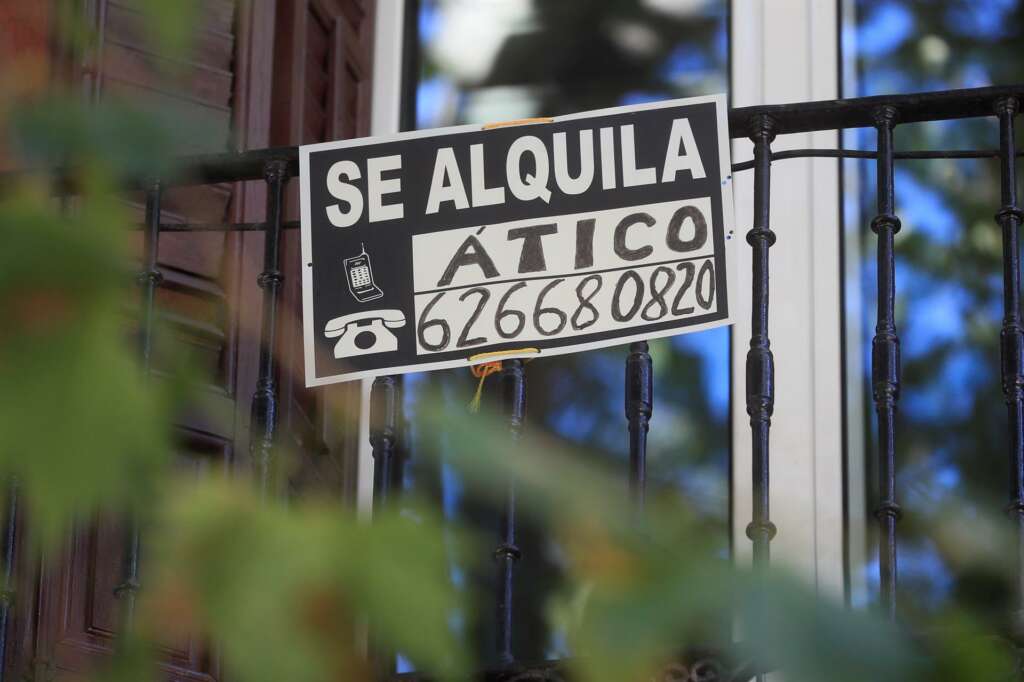 Un cartel anuncia el alquiler de una vivienda. Foto: EFE.