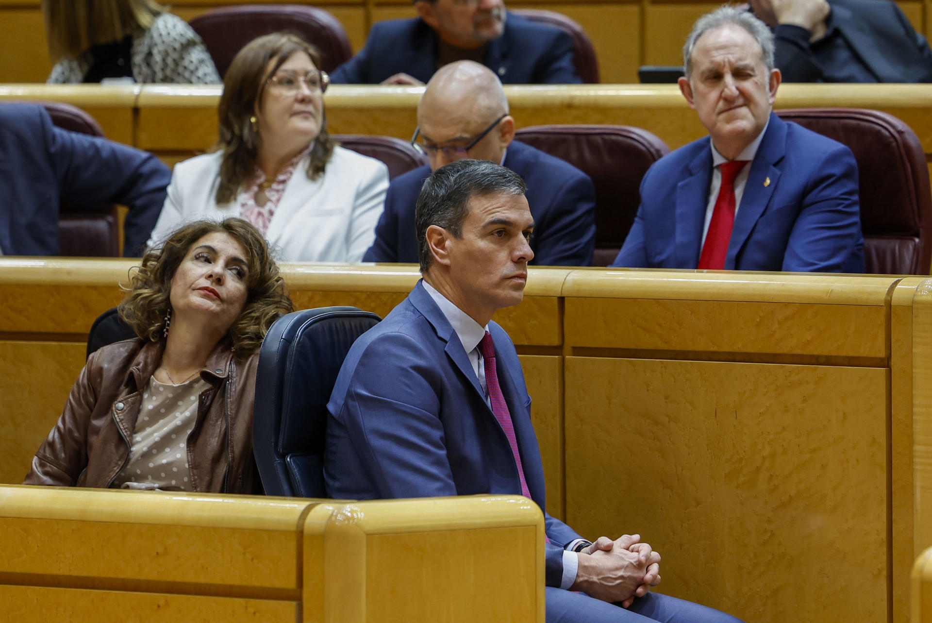 MADRID, 12/03/2024.- El presidente del Gobierno, Pedro Sánchez (d) y la vicepresidenta María Jesús Montero en la sesión de control al Gobierno celebrada por el pleno del Senado este martes. EFE/ Mariscal