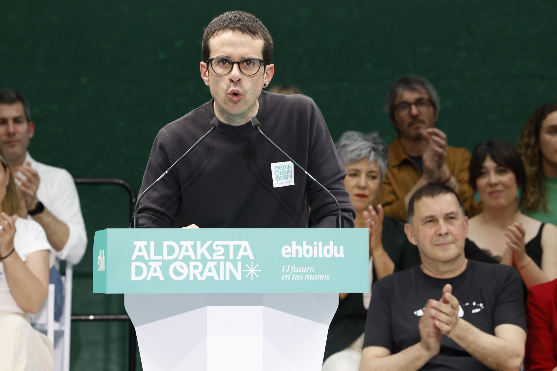 TOLOSA, 13/04/2024.- El candidato de Bildu a Lehendakari, Pello Otxandiano interviene en el acto electoral que la formación ha celebrado este sábado en la localidad guipuzcoana de Tolosa, al que ha asistido el coordinador general de EH Bildu, Arnaldo Otegi (d), entre otros. EFE/ Javi Colmenero