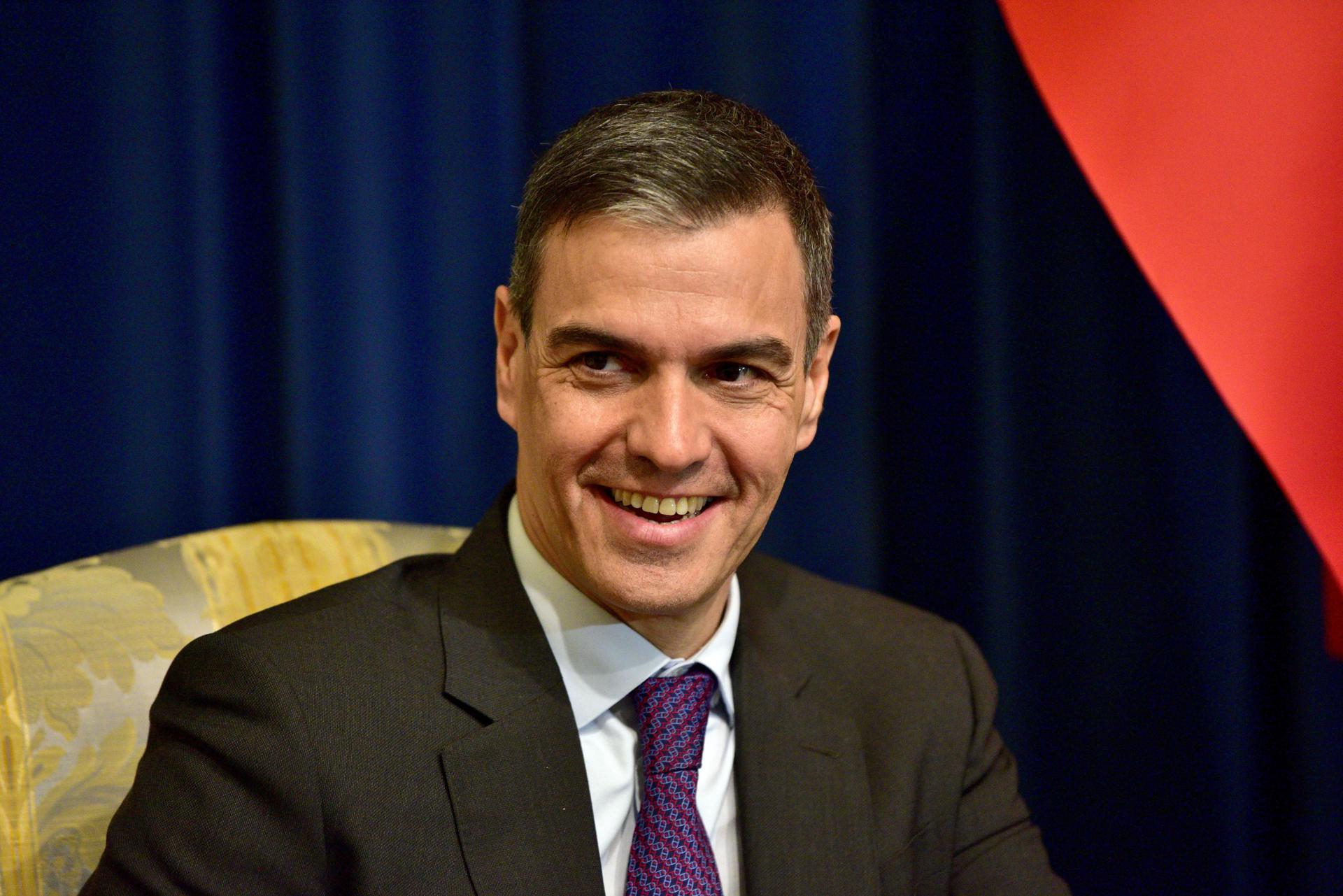 Ljubljana (Slovenia), 16/04/2024.- Spanish Prime Minister Pedro Sanchez poses for a photo ahead of a meeting with Slovenia's prime minsiter in Ljubljana, Slovenia, 16 April 2024. The Spanish prime minister is on an official visit to Slovenia. (Eslovenia, España) EFE/EPA/IGOR KUPLJENIK