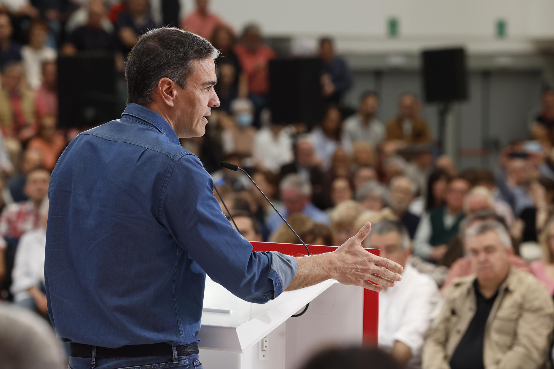 VITORIA, 06/04/2024.- El presidente del Gobierno, Pedro Sánchez, apoya en un acto electoral al candidato a lehendakari del PSE, Eneko Andueza. EFE/Miguel Toña