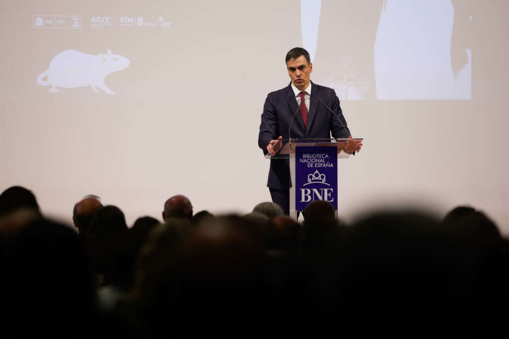 MADRID, 04/04/2024.- El presidente del Gobierno, Pedro Sánchez, durante su intervención en el acto de inauguración de la exposición 'Luis Martín-Santos. Tiempo de libertad', este jueves en la Biblioteca Nacional en Madrid. EFE/JuanJo Martín