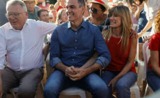 El secretario general del PSOE y presidente del Gobierno, Pedro Sánchez, junto a su mujer, Begoña Gómez. EFE/ Jorge Zapata