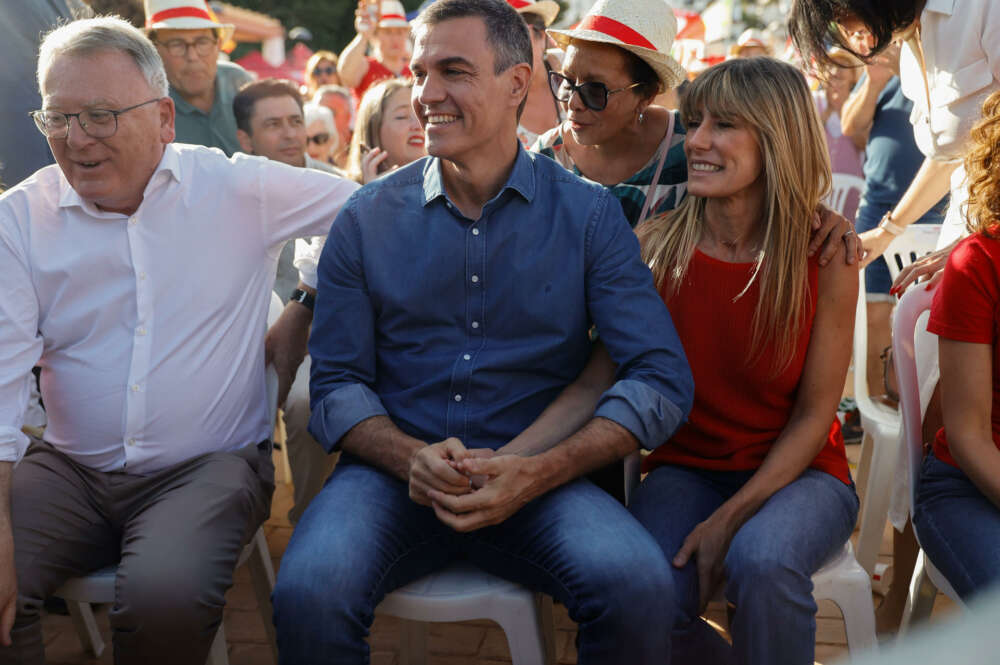 El secretario general del PSOE y presidente del Gobierno, Pedro Sánchez, junto a su mujer, Begoña Gómez. EFE/ Jorge Zapata