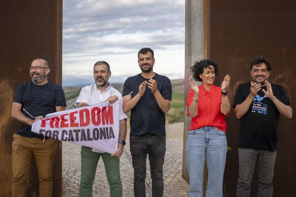 La secretaria general de ERC, Marta Rovira; el diputado de ERC en el Parlament de Catalunya Ruben Wagensberg; el vicepresidente de Òmnium Cultural, Oleguer Serra; el periodista de 'La Directa' Jesús Rodríguez y el activista Josep Campmajó, en Salses (Francia), antes de cruzar la frontera. Lorena Sopêna / Europa Press