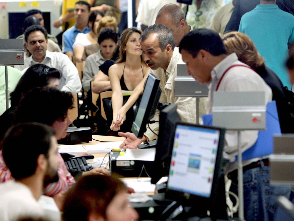 Funcionarios. Foto: EFE.