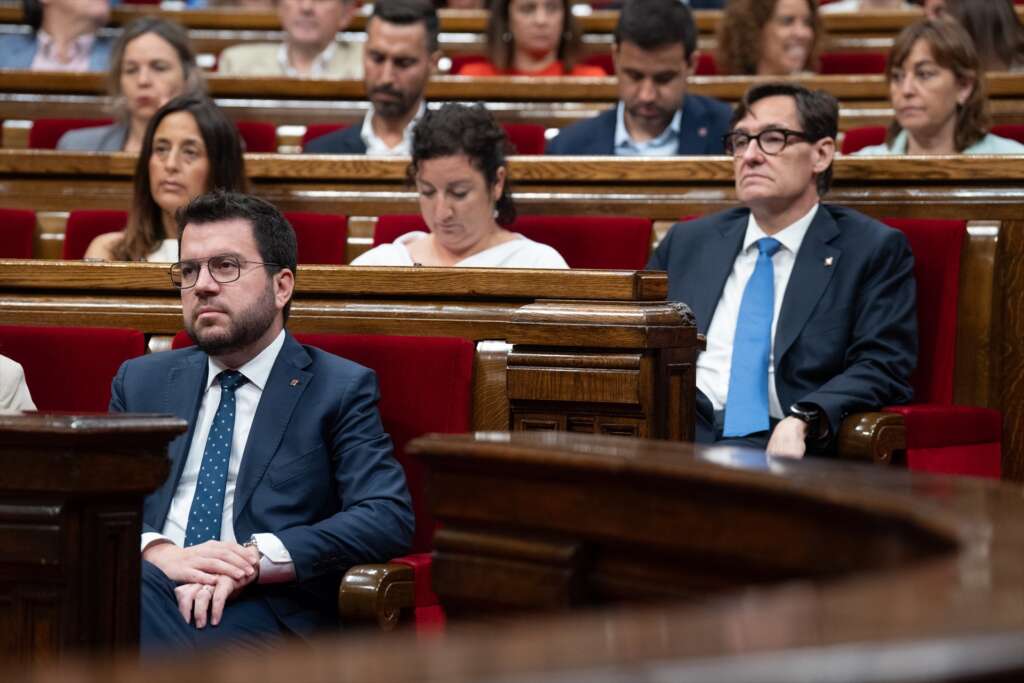 Pere Aragonès (ERC) y Salvador Illa (PSC), en el Parlament de Catalunya. Foto: David Zorrakino / Europa Press