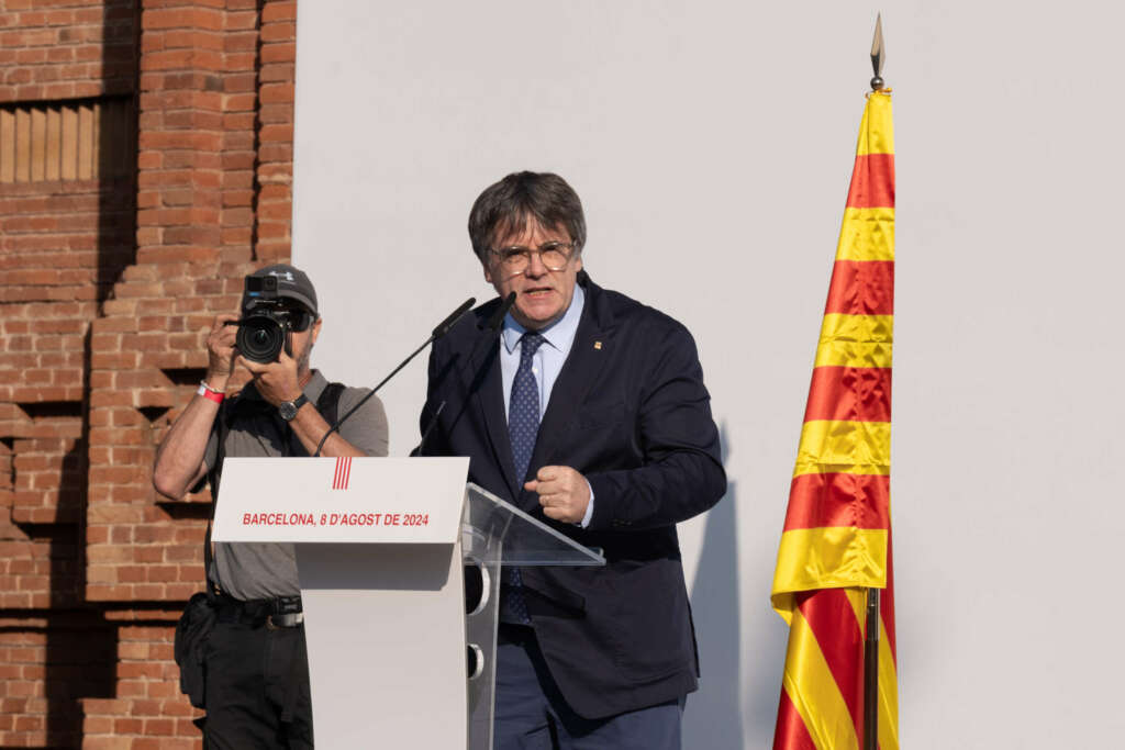 El expresidente de la Generalitat de Catalunya Carles Puigdemont interviene en un acto de bienvenida organizado por entidades independentistas en el paseo Lluís Companys, a 8 de agosto de 2024, en Barcelona, Catalunya (España). Dicha concentración ha sido convocada por entidades independentistas, con la asistencia de Junts, ERC, CUP, ANC, Òmnium Cultural, CDR y Associació de Municipis per la Independència (AMI). Puigdemont tiene previsto asistir a este acto de bienvenida para después participar en el pleno de investidura del líder del PSC, casi siete años después de instalarse en Bélgica por las consecuencias judiciales del 'procés', y con una orden de detención. David Zorrakino / Europa Press 08/8/2024