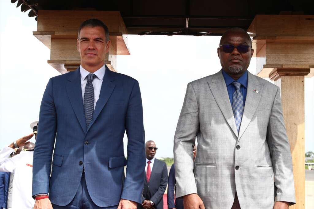 El presidente del Gobierno de España, Pedro Sánchez, y el presidente de Gambia, Adama Barrow, durante su visita a Gambia. Foto: Pool Moncloa / Fernando Calvo