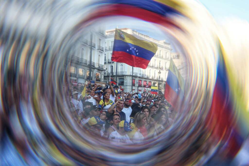 Decenas de personas durante una concentración contra Nicolás Maduro, en la Puerta del Sol, a 3 de agosto de 2024, en Madrid (España). El Comando ConVzla ha convocado la protesta para mostrar su rechazo a Nicolás Maduro y apoyar a Venezuela tras las elecciones venezolanas del pasado 28 de julio, en las que el Consejo Nacional Electoral (CNE) atribuyó la victoria a Maduro. La manifestación defiende a la oposición venezolana, que afirma la victoria de su candidato, Edmundo González, y declara que Maduro ha cometido fraude electoral. 03 AGOSTO 2024;VENEZUELA;MADURO;MANIFESTACIÓN;CONCENTRACIÓN; Ricardo Rubio / Europa Press (Foto de ARCHIVO) 03/8/2024